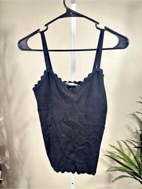 N240. Sweet Wanderer Black Scallop-Edge Ribbed Camisole